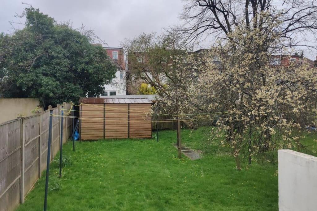 Large Studio Garden Flat On Golders Green Road Лондон Экстерьер фото