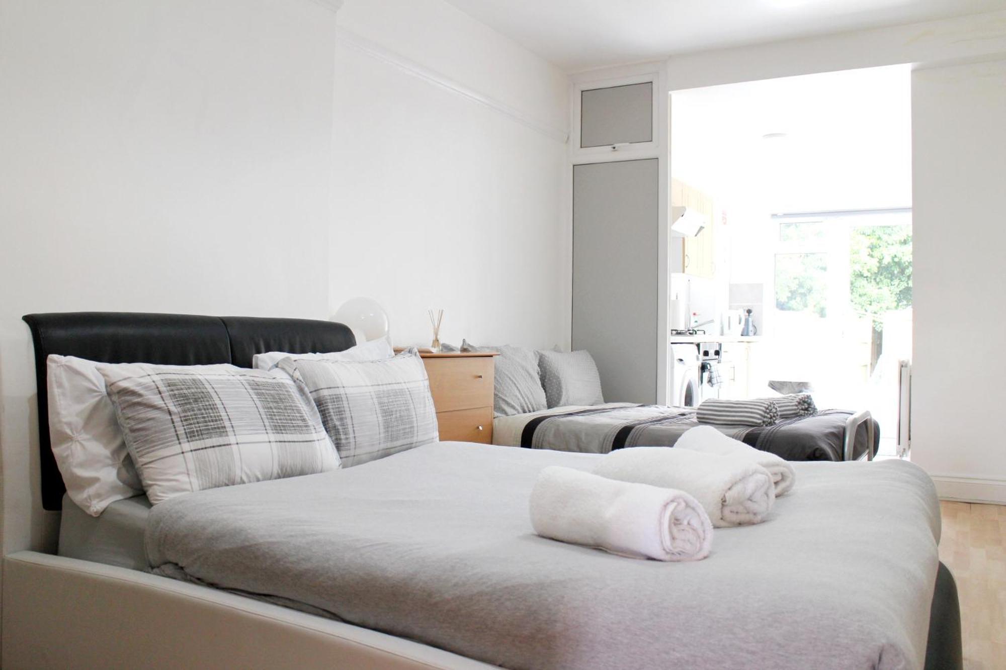 Large Studio Garden Flat On Golders Green Road Лондон Экстерьер фото