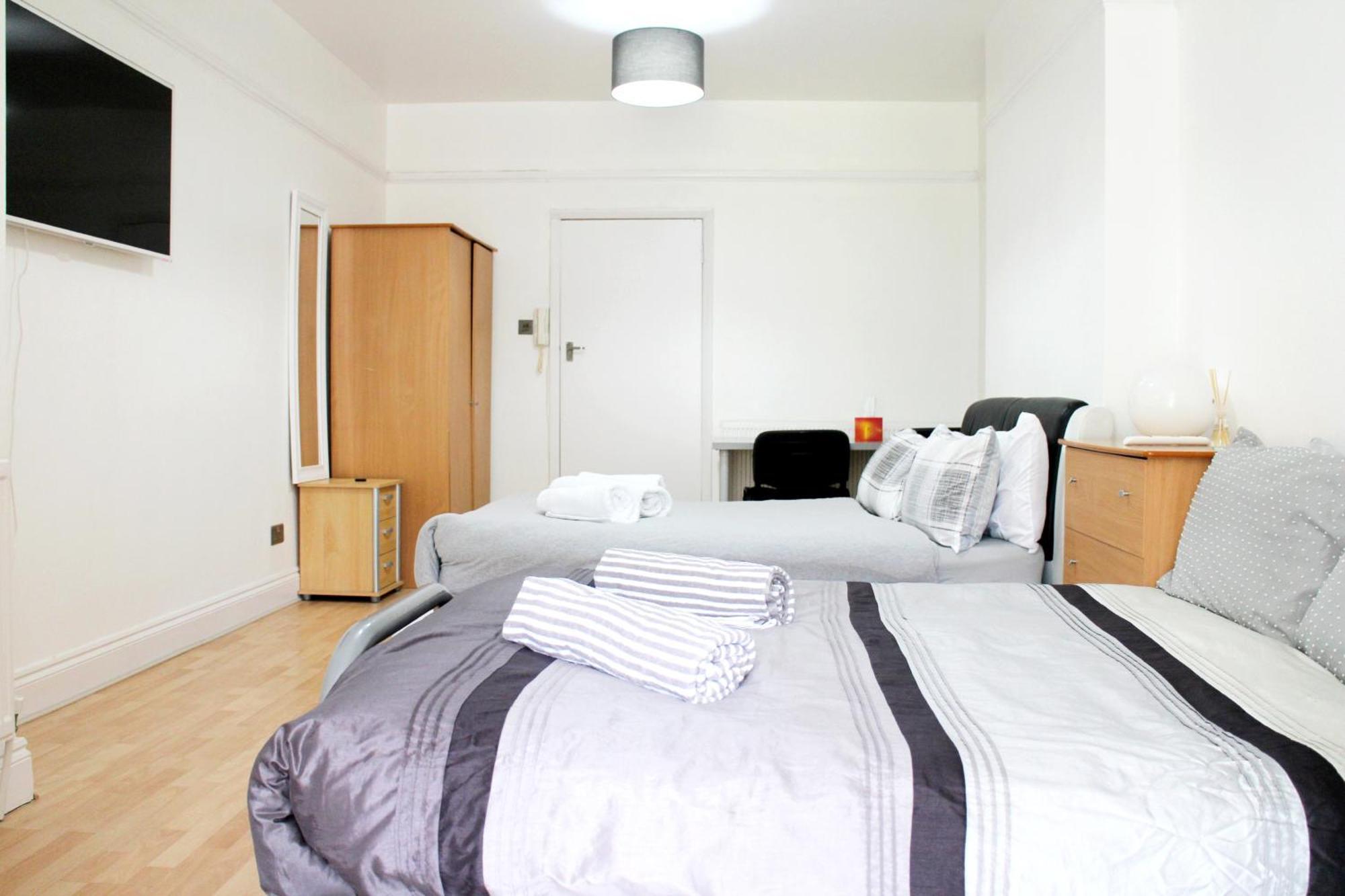 Large Studio Garden Flat On Golders Green Road Лондон Экстерьер фото