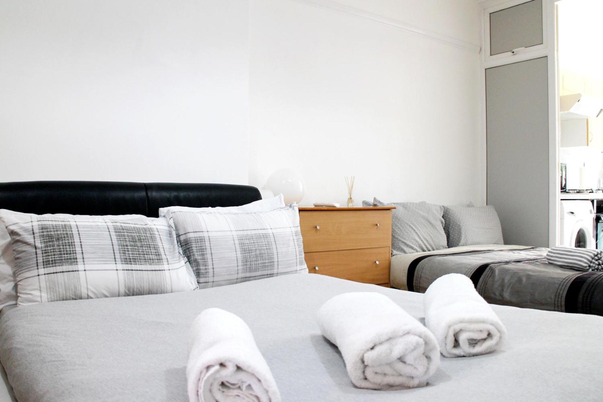 Large Studio Garden Flat On Golders Green Road Лондон Экстерьер фото