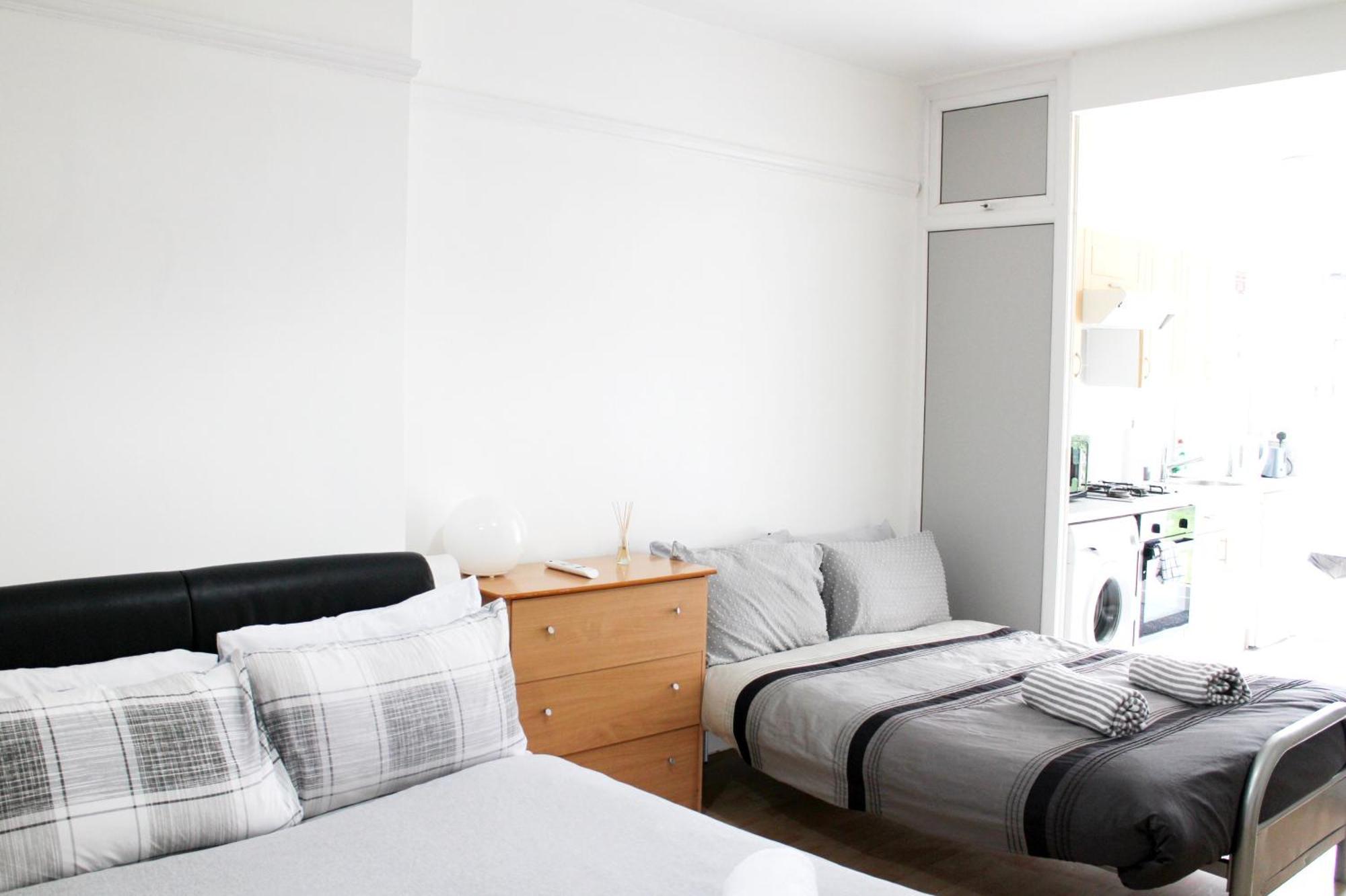 Large Studio Garden Flat On Golders Green Road Лондон Экстерьер фото