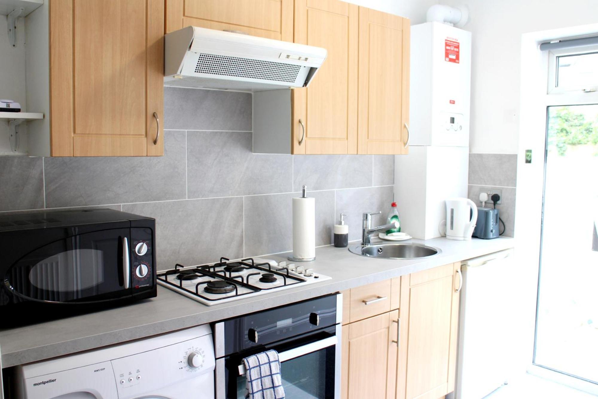Large Studio Garden Flat On Golders Green Road Лондон Экстерьер фото