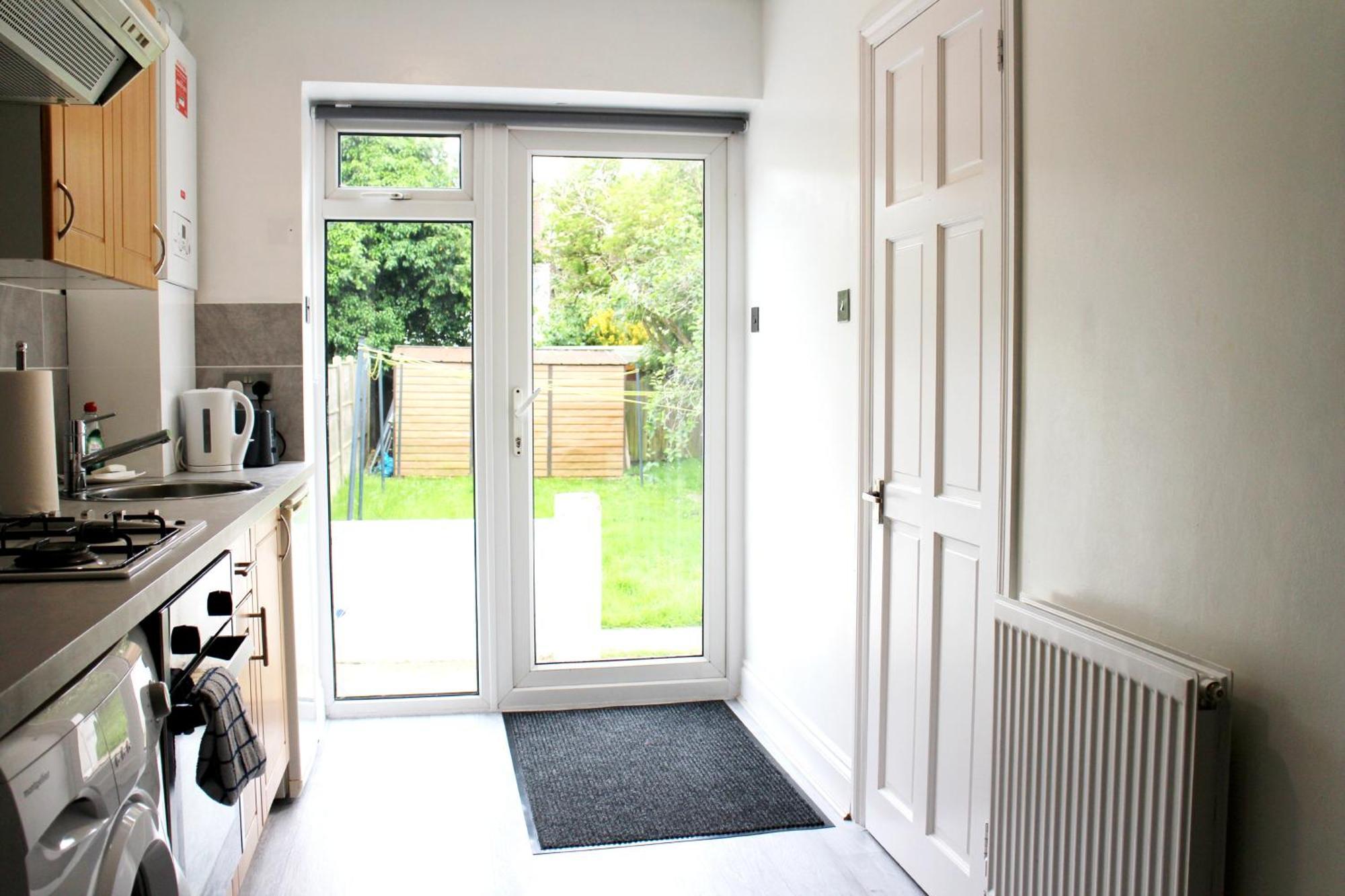 Large Studio Garden Flat On Golders Green Road Лондон Экстерьер фото